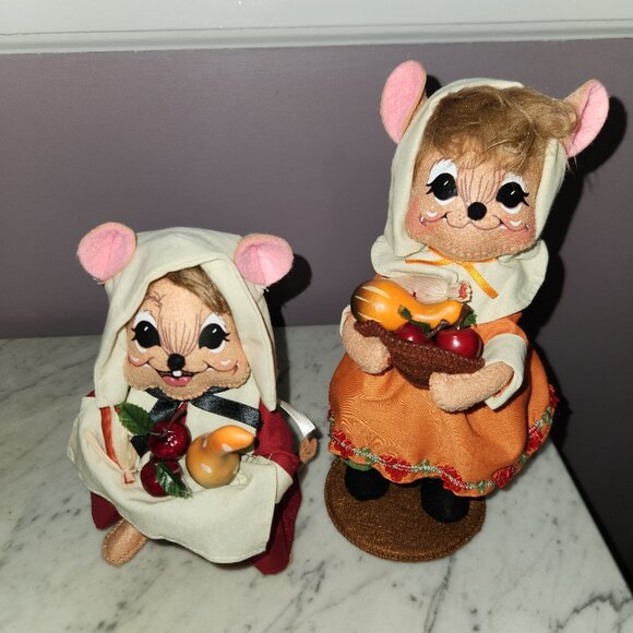 Annalee Thanksgiving Pilgrim Girl Mouse Pair – 2012 & 2014 Felt Dolls w/Harvest - Picture 1 of 7